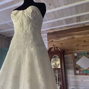 Monique Lhullier Snow Platinum Runway Wedding Gown